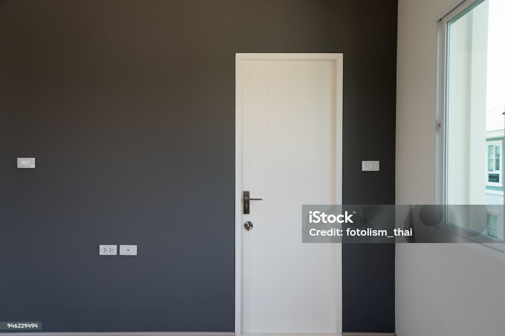 Decoração de parede cinza do quarto com porta branco fechado. - Foto de stock de Porta royalty-free