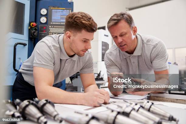 Aprendiz De Ingeniero Que Muestra Cómo Medir Planos En Cad Foto de stock y más banco de imágenes de Aprendiz