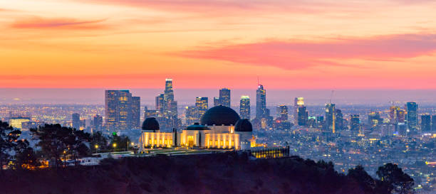 skyline di los angeles all'dawn panorama e griffith park observatory in primo piano - hollywood los angeles foto e immagini stock