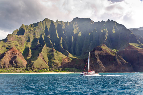 tour in barca sul paesaggio panoramico della costa di na pali di kauai, hawaii - mountain looking at view beach cliff foto e immagini stock