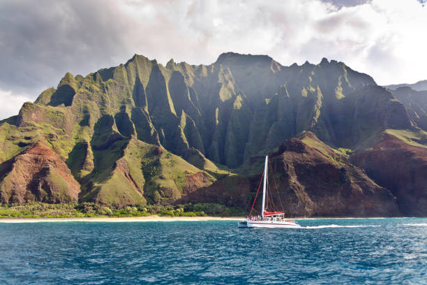 wycieczka statkiem po malowniczym krajobrazie wybrzeża na pali w kauai, hawaje - mountain looking at view beach cliff zdjęcia i obrazy z banku zdjęć