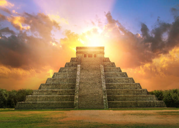 messico, chichen itzá, yucatán. piramide maya di kukulcan el castillo al tramonto - tzompantli foto e immagini stock