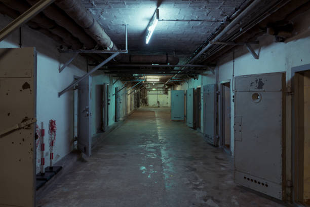 ホーエンシェーンハウゼン gdr 刑務所ベルリン - basement spooky cellar door ストックフォトと画像