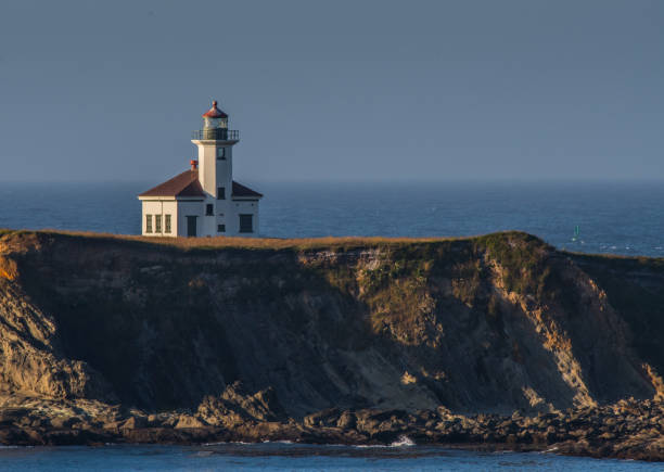 faro cape arago encaramado en un acantilado - perch rock lighthouse fotografías e imágenes de stock