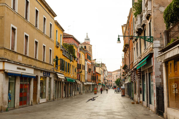 narrow street in venice - venice italy italy street italian culture imagens e fotografias de stock