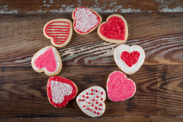 istock Circle of Decorated Heart Shaped Cookies 946272510
