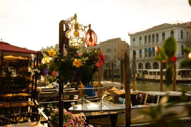 laterne von café auf einen canal grande venedig-italien - travel outdoors tourist venice italy stock-fotos und bilder