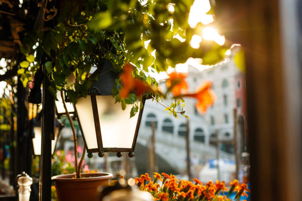 linterna de café en un gran canal de venecia - venice italy italy street italian culture fotografías e imágenes de stock