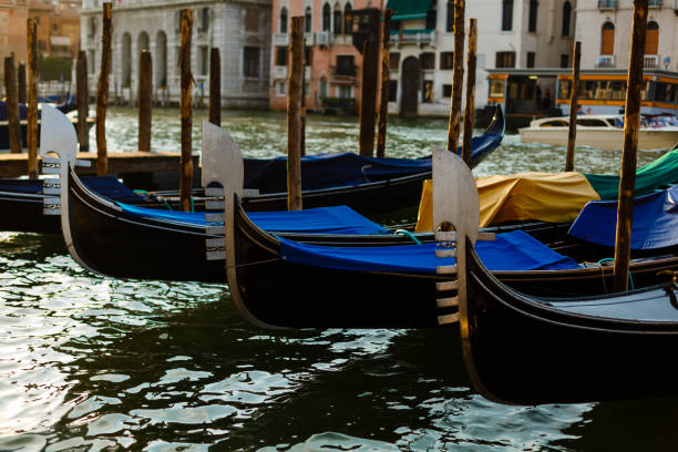 góndolas en el gran canal y san giorgio maggiore iglesia en venecia - venice italy veneto architecture blue fotografías e imágenes de stock