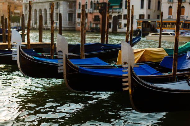 gôndolas na igreja do grande canal e san giorgio maggiore em veneza - venice italy famous place dusk no people - fotografias e filmes do acervo