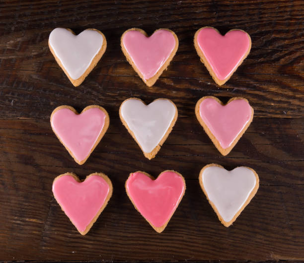 istock Nine Frosted Heart Cookies In Grid 946287412
