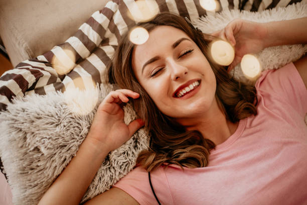 tysiącletnia dziewczyna słucha muzyki w swoim łóżku - pillow wake up yawning sleeping zdjęcia i obrazy z banku zdjęć