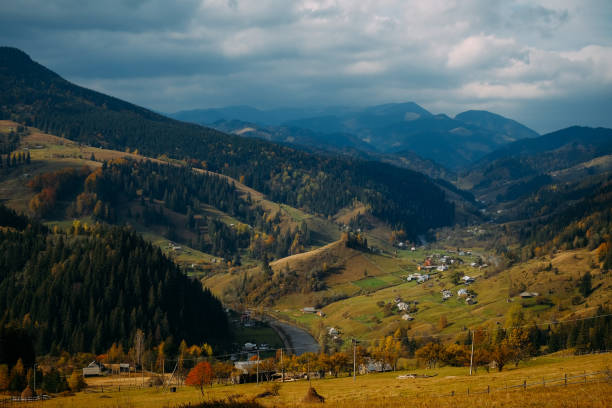 가 carpathians에서 일반 산 마 - eastern europe mountain range mountain village 뉴스 사진 이미지