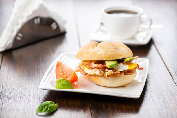 베이컨, 계란, 아보카도 샌드위치 - breakfast bacon eggs toast 뉴스 사진 이미지