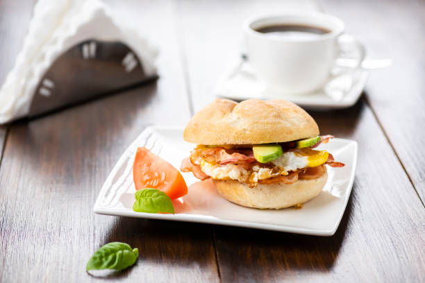 sandwich with bacon, egg and avocado - 5551 imagens e fotografias de stock