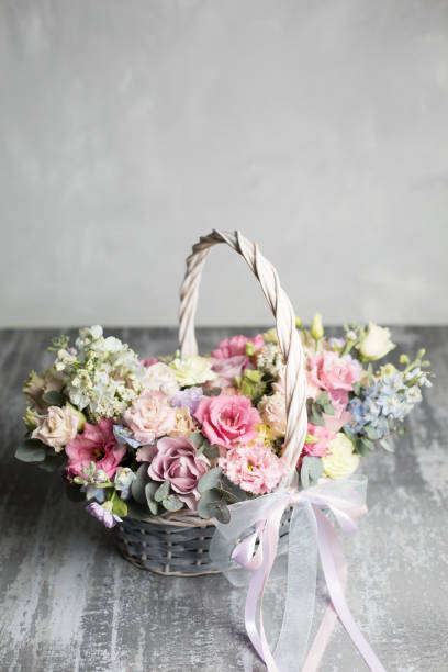 composición de flor hermosa un ramo de flores en una cesta de mimbre. concepto de floristería. colores de primavera - wicker basket store gift shop fotografías e imágenes de stock