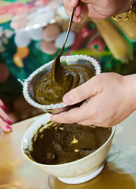 spoon from the bowl to the henna