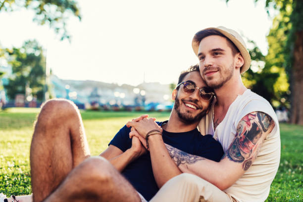 casal gay em parque aproveitando estar juntos - gay man homosexual men kissing - fotografias e filmes do acervo