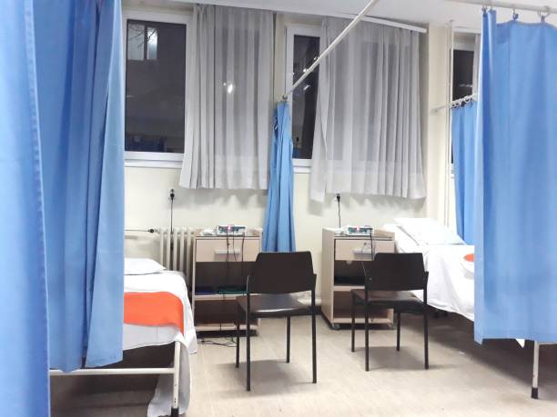 istock Chairs And Beds In Hospital Ward 946305198