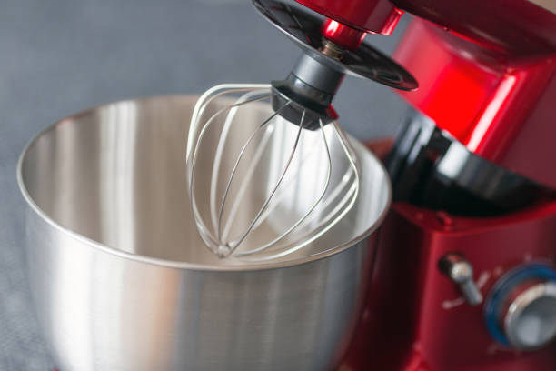 istock Roodgekleurde keukenmachine in keuken 946326552