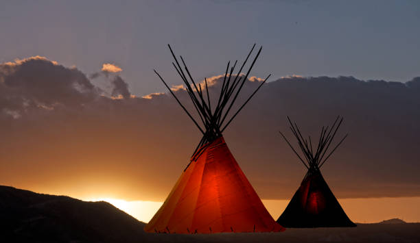 due teepee al tramonto - wigwam tent north american tribal culture indigenous culture foto e immagini stock