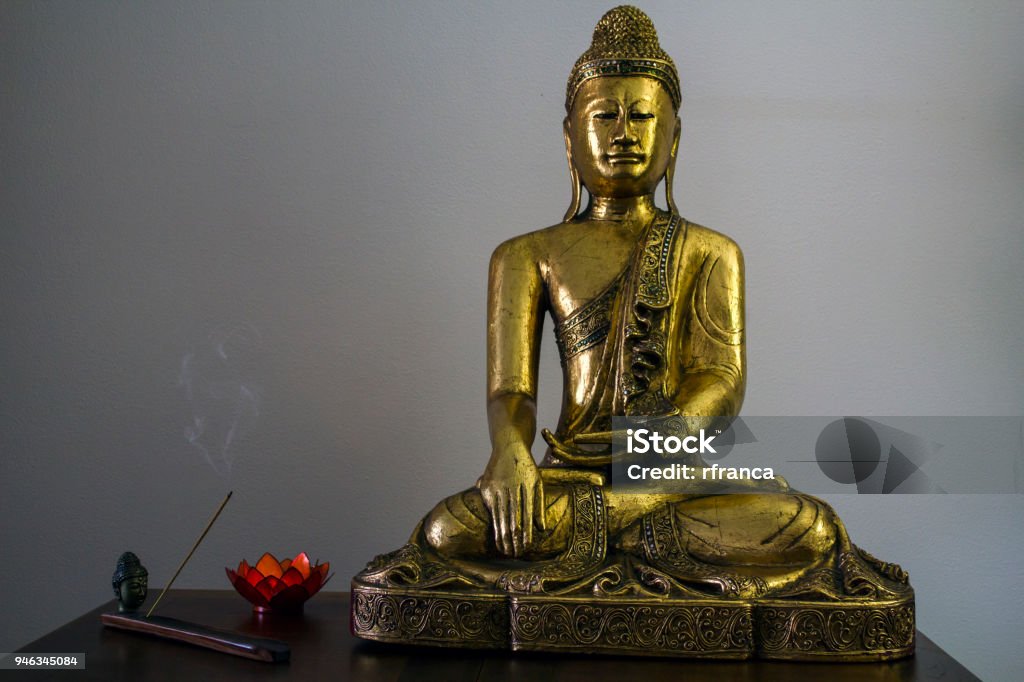 Gran Estatua De Buda Y Quema De Palo De Incienso Y Vela Con Forma De Flor De Loto Foto de stock y más banco de imágenes de Armonía - Concepto - iStock Gran Estatua De Buda Y Quema De Palo De Incienso Y Vela Con Forma De Flor De Loto Foto de stock y más banco de imágenes de Armonía - Concepto - iStock
