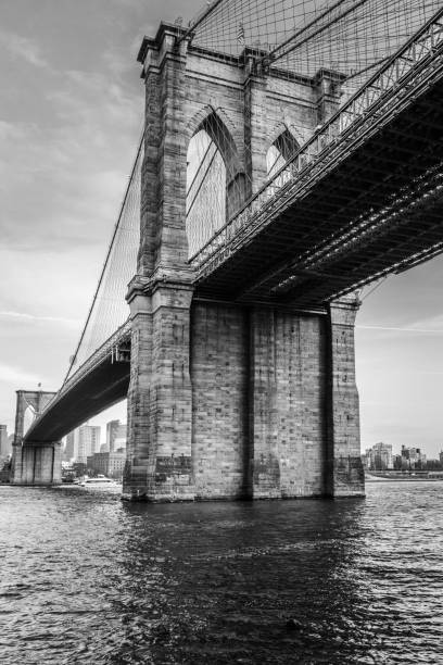 pont de brooklyn-noir & blanc - brooklyn bridge bridge brooklyn stone photos et images de collection