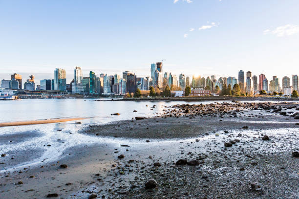 vancouver city skyline sunset - vancouver skyline canada panoramic photos et images de collection