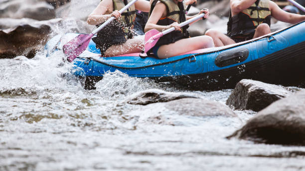 joven, rafting en el río, deporte extremo y diversión en el parque natural de atracción turística - rafting thailand river inflatable raft fotografías e imágenes de stock