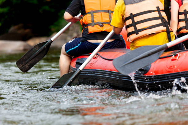 joven, rafting en el río, deporte extremo y diversión en el parque natural de atracción turística - rafting thailand river inflatable raft fotografías e imágenes de stock