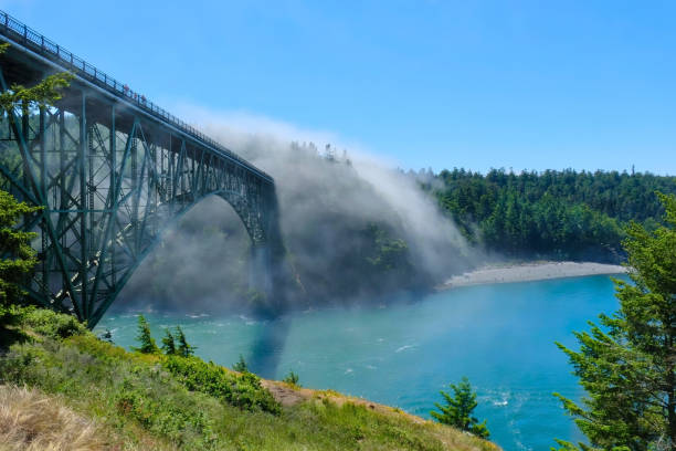 malerische aussicht auf deception pass brücke im nebel. - puget sund stock-fotos und bilder