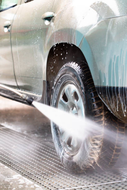 myjnia ręczna samochodowa za pomocą myjki wysokociśnieniowe - off road vehicle obrazy zdjęcia i obrazy z banku zdjęć