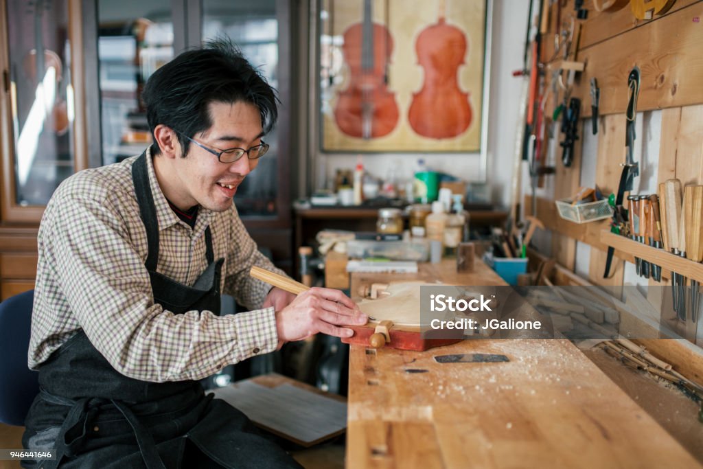 Artisan sculpter un violon - Photo de Affaires libre de droits
