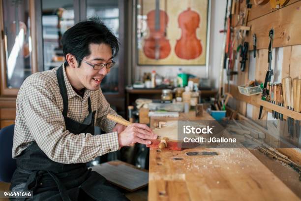 Artigiano Che Intaglio Un Violino - Fotografie stock e altre immagini di Affari - Affari, Piccola impresa, Adulto