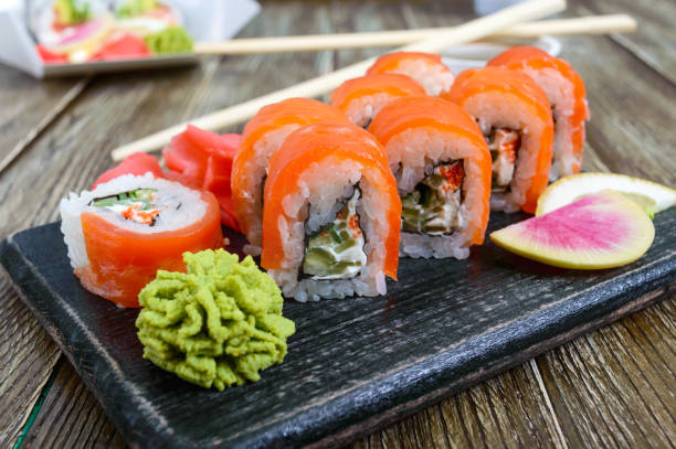 연어, 새우, 아보카도, 크림 치즈, 필라델피아 롤 초밥 나무 배경 제공. 스시 메뉴입니다. 일본 요리입니다. 초밥 세트입니다. - sashimi sushi caviar black 뉴스 사진 이미지