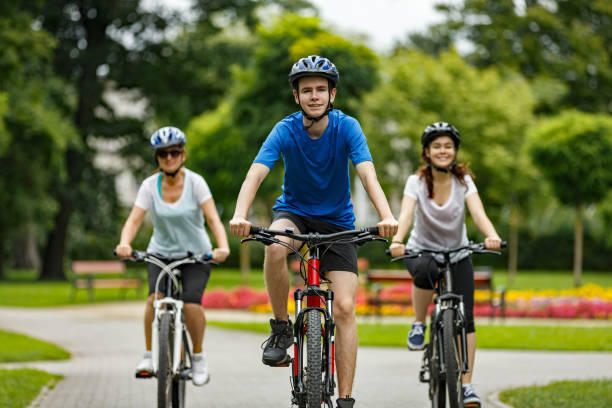 urbanas biking personas montar en bici en la ciudad de - child group of people teenager sibling fotografías e imágenes de stock
