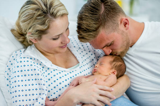 kiss on the forehead - baby mother newborn childbirth imagens e fotografias de stock