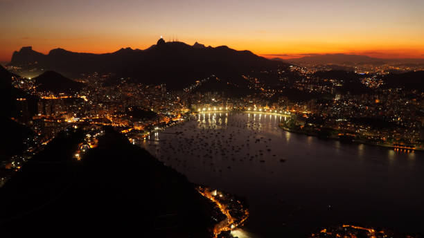 vistas nocturnas del puerto de río de montaña pan de azúcar después de la puesta de sol en río de janeiro, brasil. - sunset to night fotografías e imágenes de stock