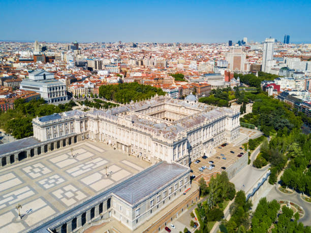 le palais royal de madrid, dans la ville de madrid, espagne - madrid plaza de la cibeles spain panoramic photos et images de collection