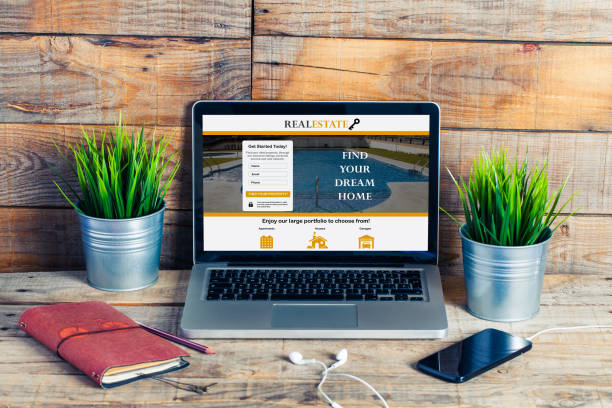 istock Real estate website in a laptop computer. Workplace stuff. 946495136