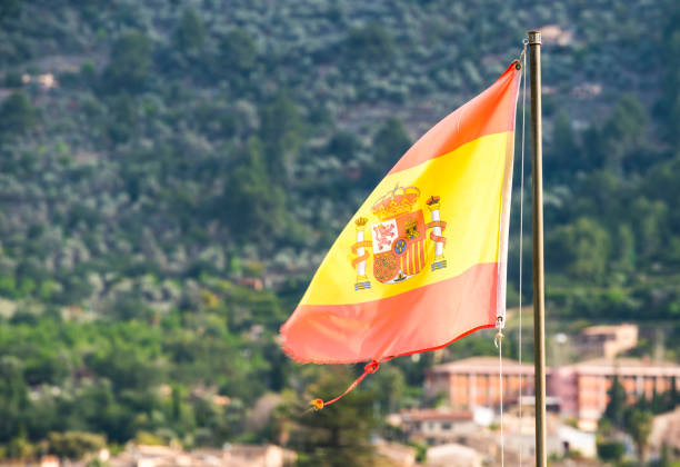 una bandera española cerca de la aldea de biniaraix, en las montañas de la serra de tramuntana, en mallorca norte / mallorca - fornalutx majorca spain village fotografías e imágenes de stock