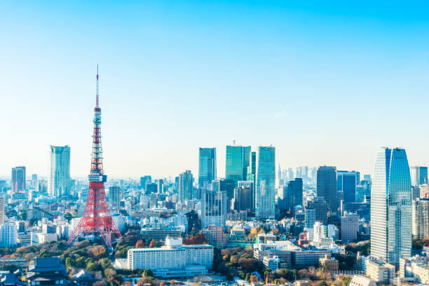 torre de tóquio, sob o céu azul e dia ensolarado em hamamatsucho, japão - clear sky built structure apartment sky - fotografias e filmes do acervo