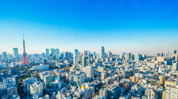 torre de tokio bajo el cielo azul y soleado día de hamamatsucho, japón - hamamatsucho fotografías e imágenes de stock