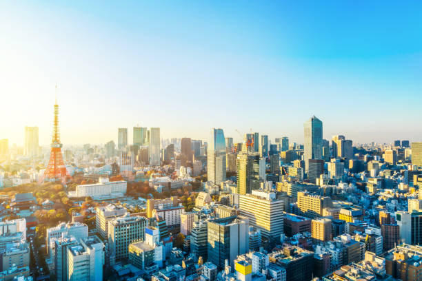 vista aérea del horizonte panorámica urbana de la ciudad de la torre de tokio bajo el cielo del crepúsculo y sol de oro de hamamatsucho, tokio, japón - hamamatsucho fotografías e imágenes de stock