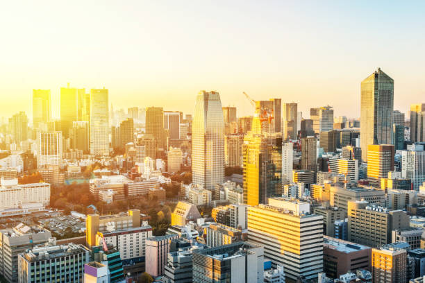 vista aérea de vista panorâmica da cidade urbana horizonte sob o céu de crepúsculo e sol dourado em hamamatsucho, tóquio, japão - hamamatsucho - fotografias e filmes do acervo