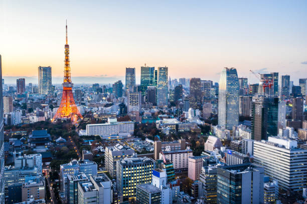 vista aérea do horizonte vista panorâmica da cidade urbana da torre de tóquio sob a noite de céu e neon crepúsculo em hamamatsucho, tóquio, japão - hamamatsucho - fotografias e filmes do acervo