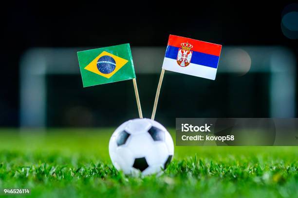 Serbia Brasil Grupo E Miércoles 27 Junio Fútbol Mundial Rusia 2018 Banderas Nacionales Sobre La Verde Hierba Blanco Pelota De Futbol En La Tierra Foto de stock y más banco de imágenes de Acontecimiento