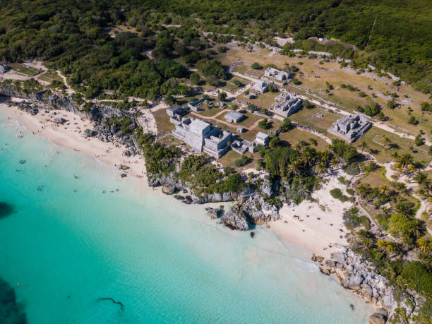 ruinas de tulum, mexico con vistas al mar caribe en la vista aérea de riviera maya. - mayan riviera fotografías e imágenes de stock