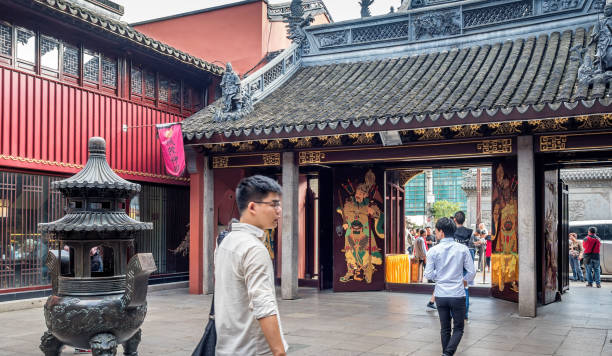 al tempio del dio della città vecchia di 600 anni, shanghai, cina - shanghai temple door china foto e immagini stock