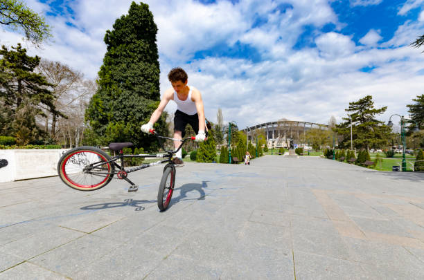 truco de bicicleta bmx en el skate park al aire libre - bmx cycling sport teenagers only teenager fotografías e imágenes de stock